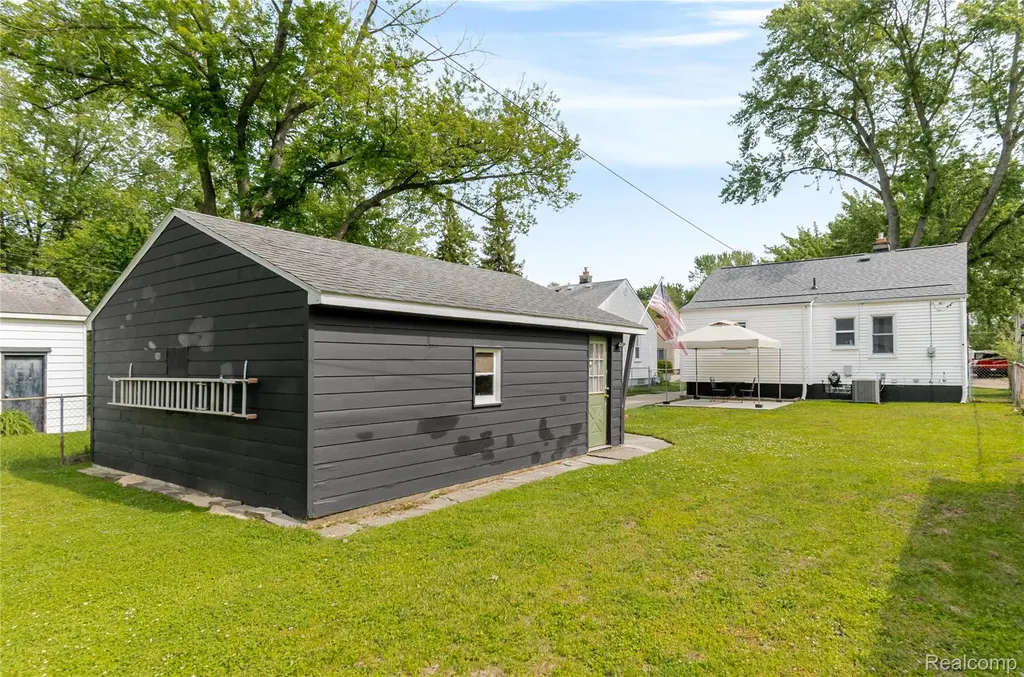 25446 Colgate Street Dearborn Heights City MI 48125