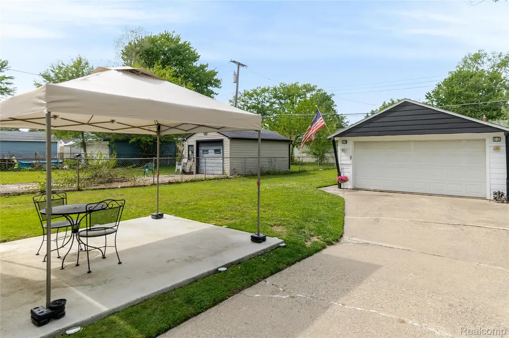 25446 Colgate Street Dearborn Heights City MI 48125
