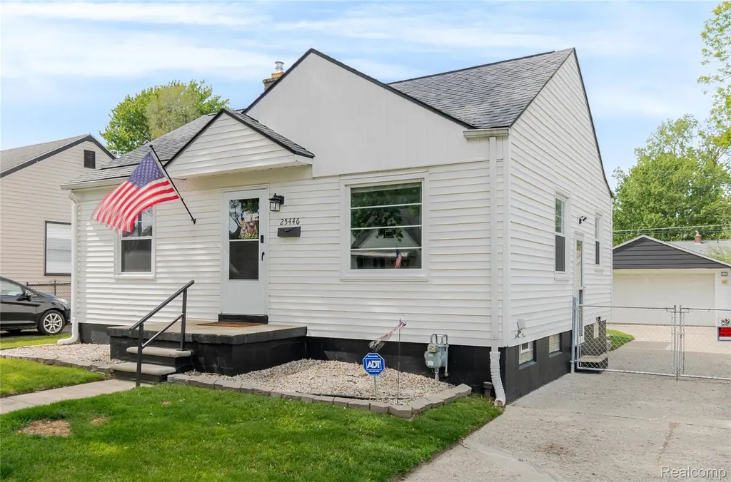 25446 Colgate Street Dearborn Heights City MI 48125