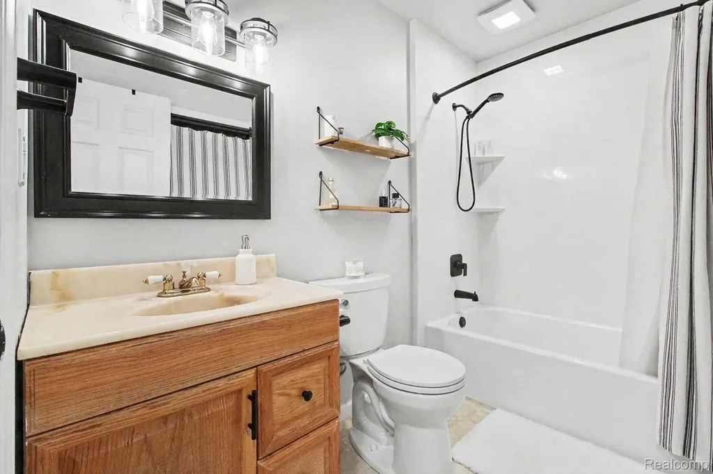 5070 W Harvard Avenue Independence Charter Township MI 48348