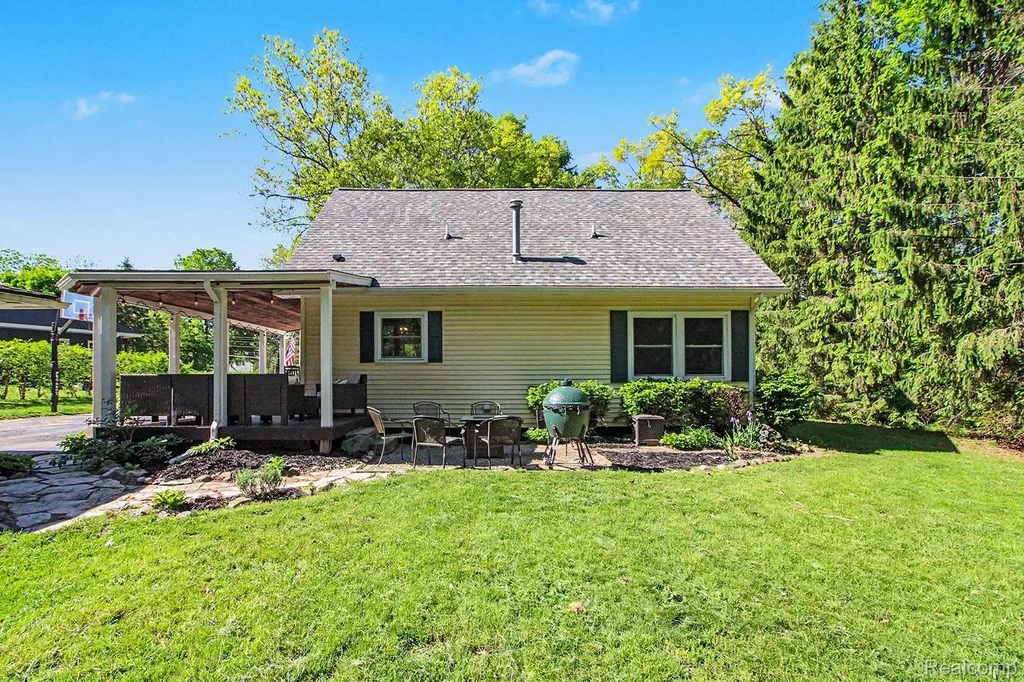 5070 W Harvard Avenue Independence Charter Township MI 48348