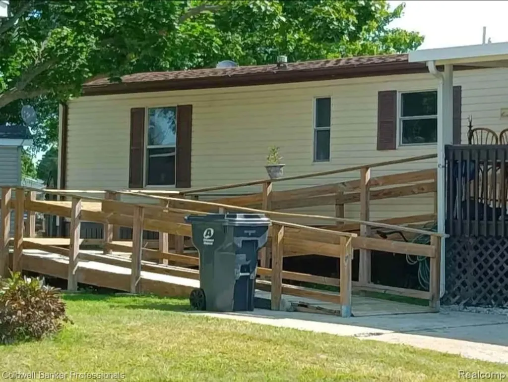 108 Deer Run Lapeer City MI 48446