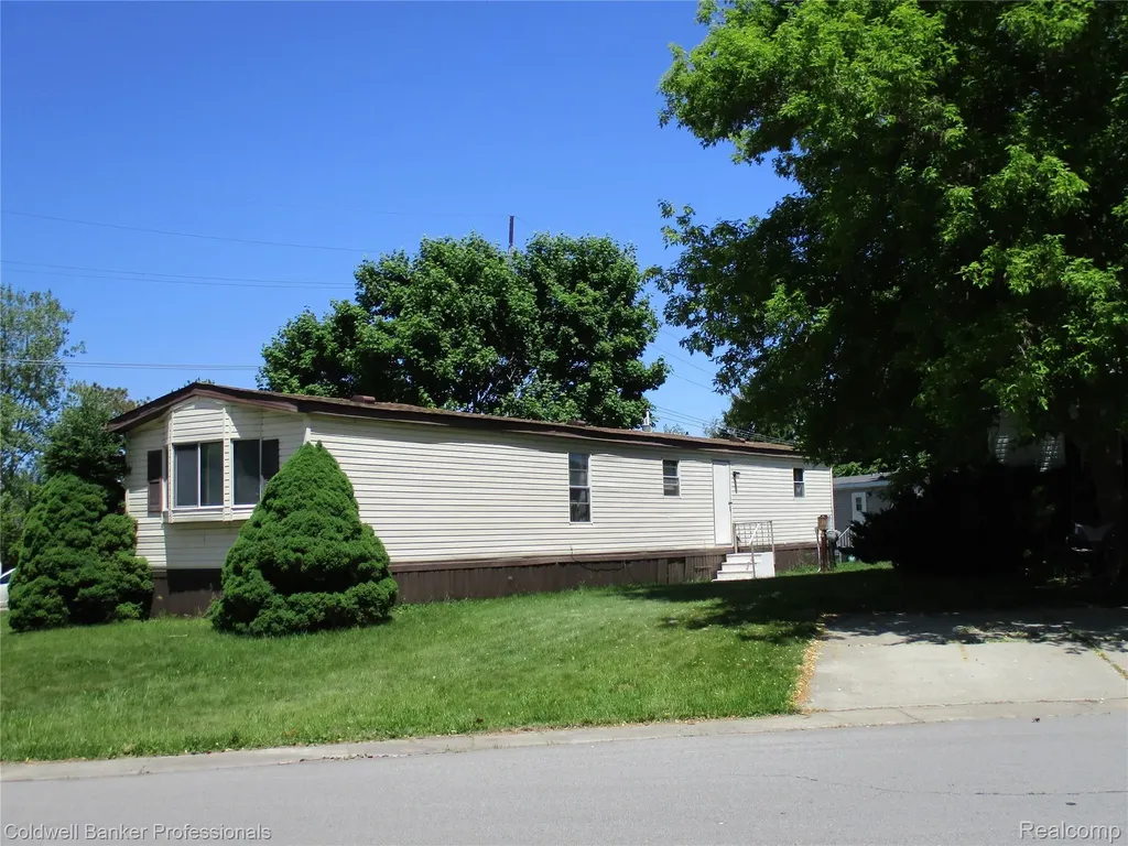 108 Deer Run Lapeer City MI 48446