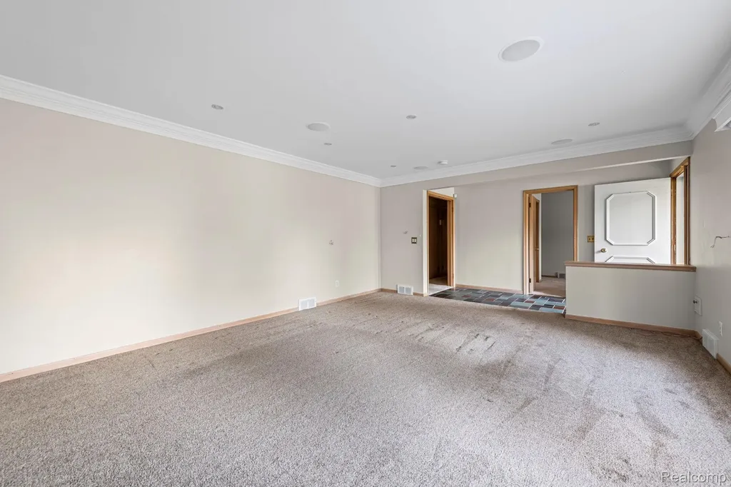 20085 Wedgewood Drive Grosse Pointe Woods City MI 48236