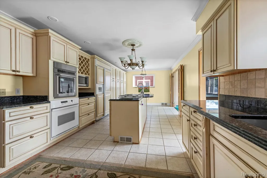 20085 Wedgewood Drive Grosse Pointe Woods City MI 48236