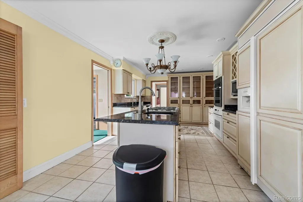 20085 Wedgewood Drive Grosse Pointe Woods City MI 48236