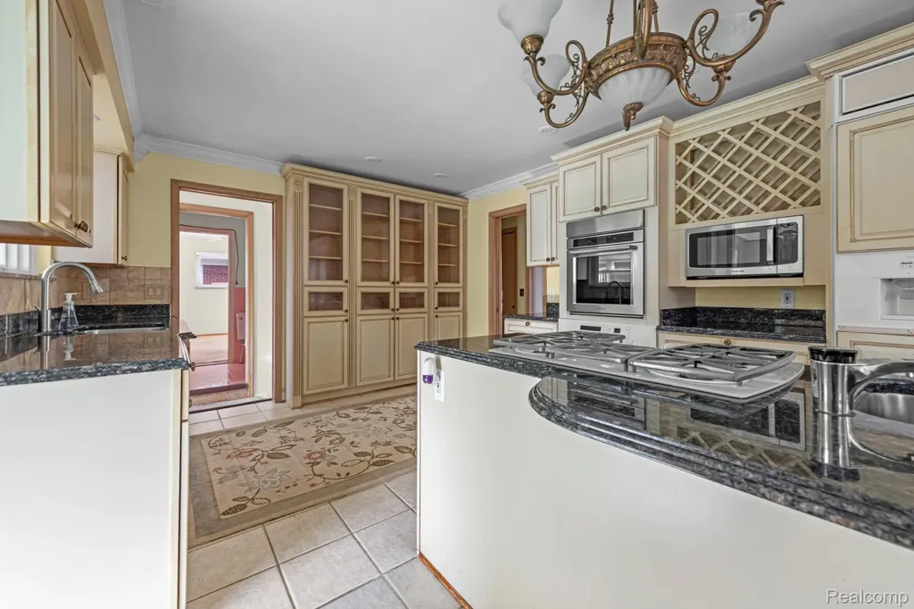 20085 Wedgewood Drive Grosse Pointe Woods City MI 48236