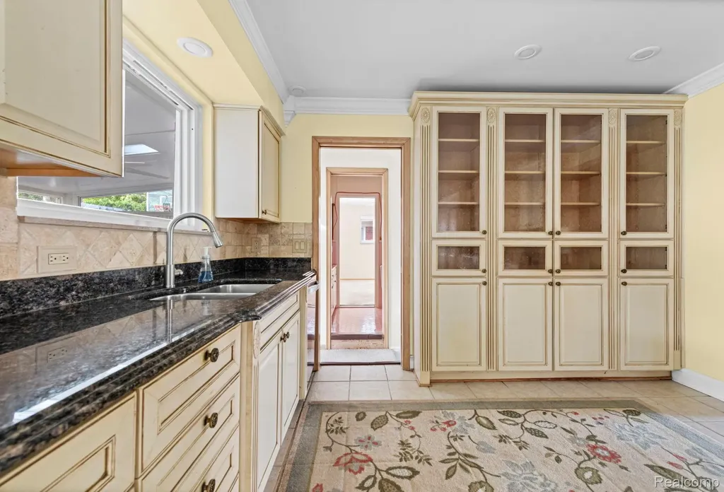 20085 Wedgewood Drive Grosse Pointe Woods City MI 48236