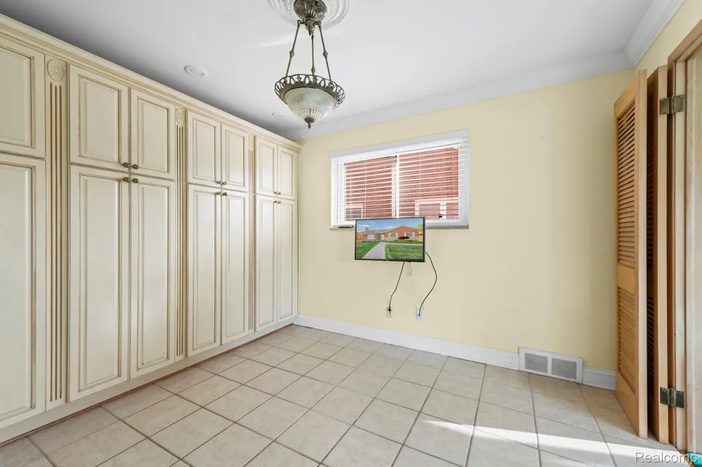 20085 Wedgewood Drive Grosse Pointe Woods City MI 48236