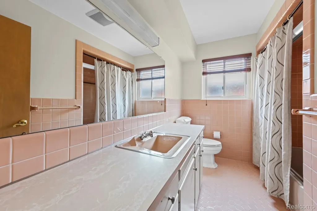 20085 Wedgewood Drive Grosse Pointe Woods City MI 48236