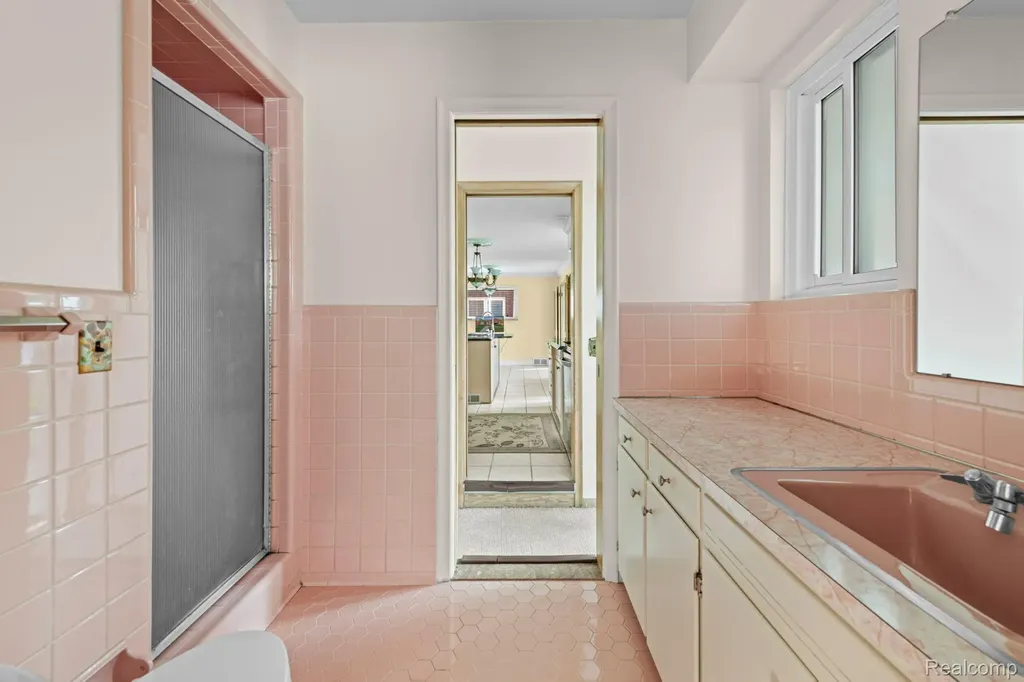 20085 Wedgewood Drive Grosse Pointe Woods City MI 48236
