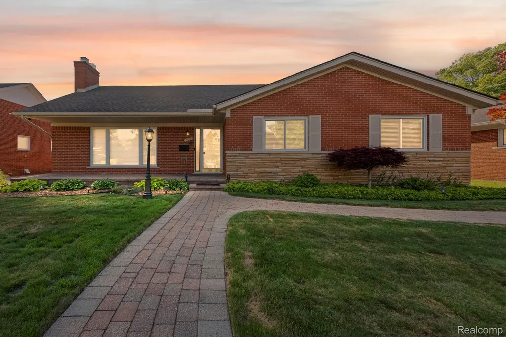 20085 Wedgewood Drive Grosse Pointe Woods City MI 48236