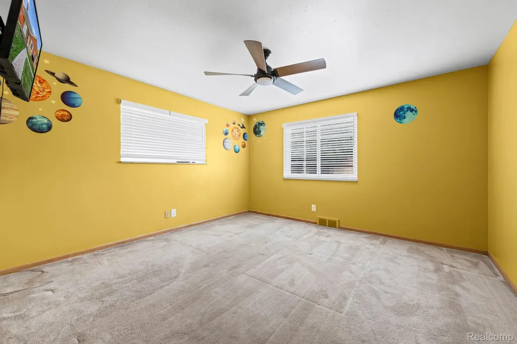 20085 Wedgewood Drive Grosse Pointe Woods City MI 48236
