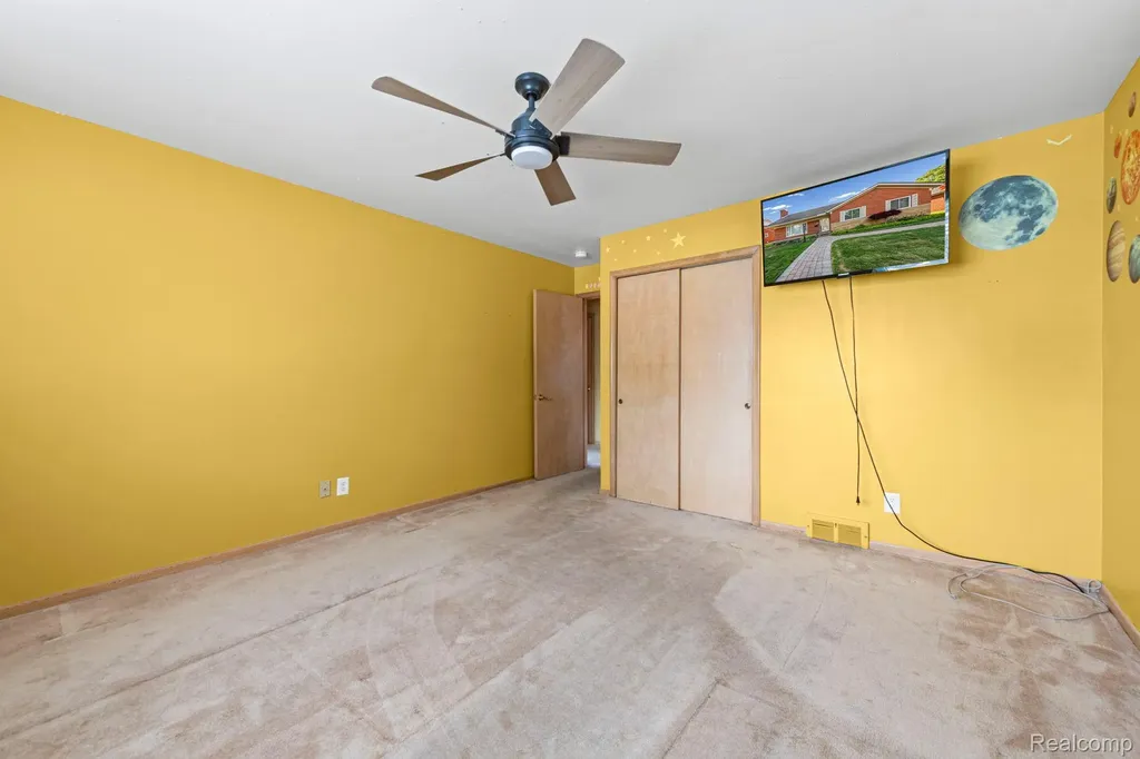 20085 Wedgewood Drive Grosse Pointe Woods City MI 48236