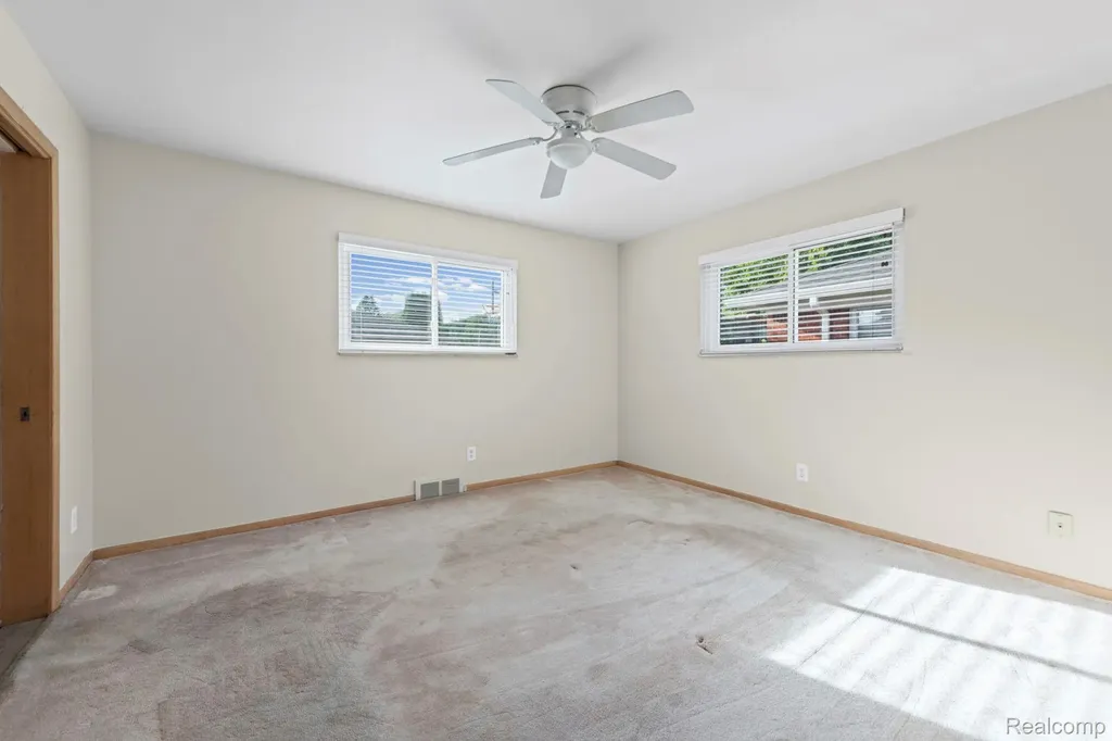 20085 Wedgewood Drive Grosse Pointe Woods City MI 48236