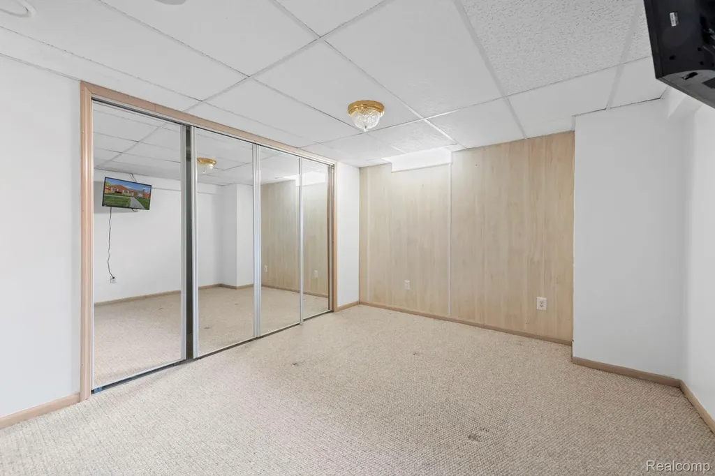 20085 Wedgewood Drive Grosse Pointe Woods City MI 48236