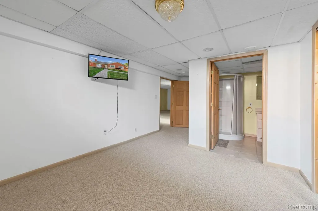 20085 Wedgewood Drive Grosse Pointe Woods City MI 48236