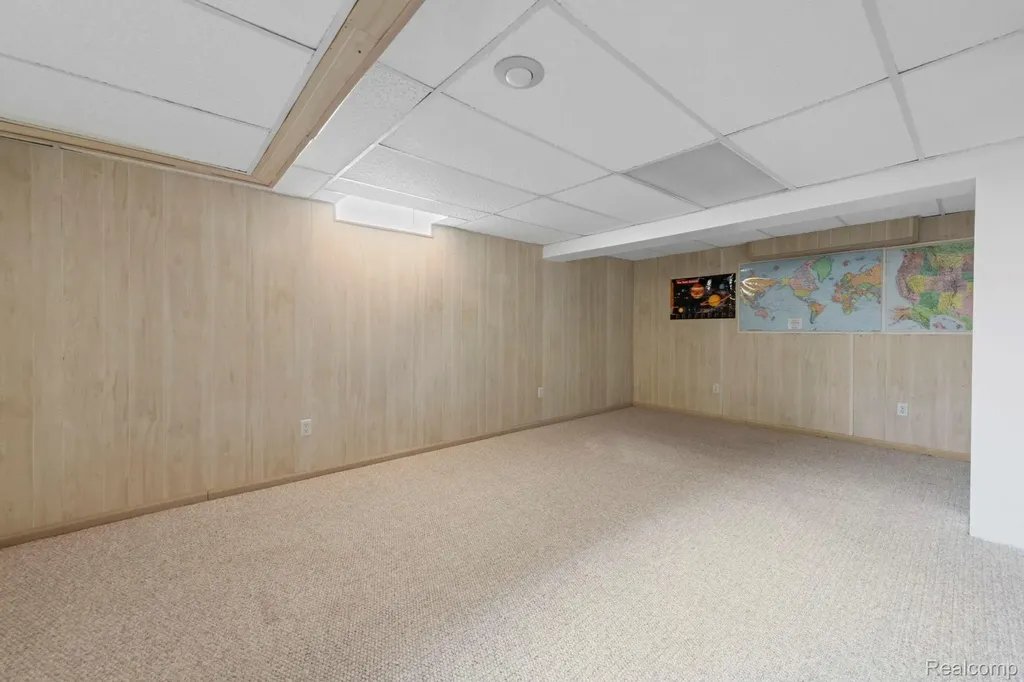 20085 Wedgewood Drive Grosse Pointe Woods City MI 48236