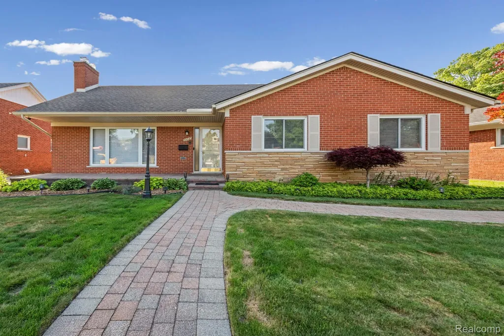 20085 Wedgewood Drive Grosse Pointe Woods City MI 48236