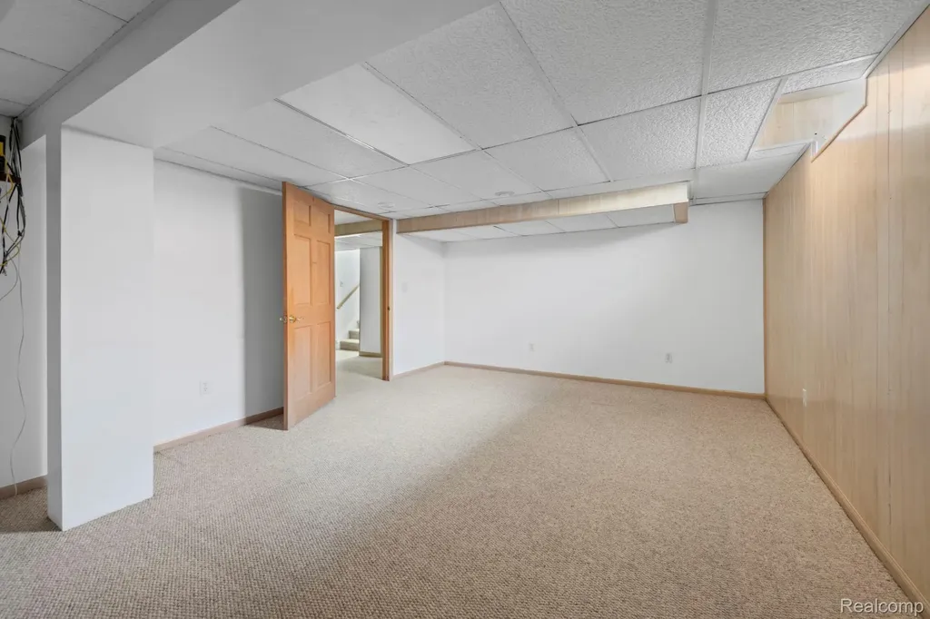 20085 Wedgewood Drive Grosse Pointe Woods City MI 48236