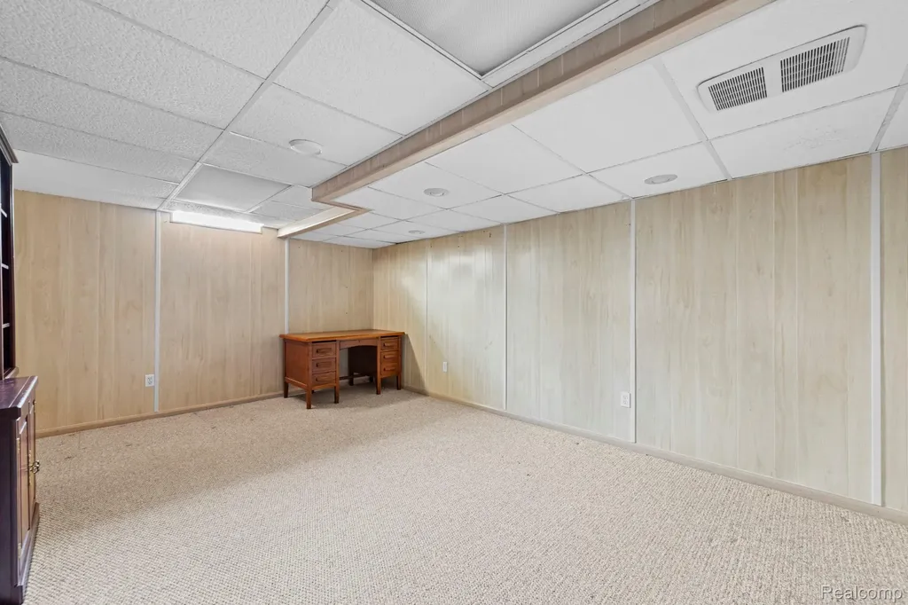20085 Wedgewood Drive Grosse Pointe Woods City MI 48236