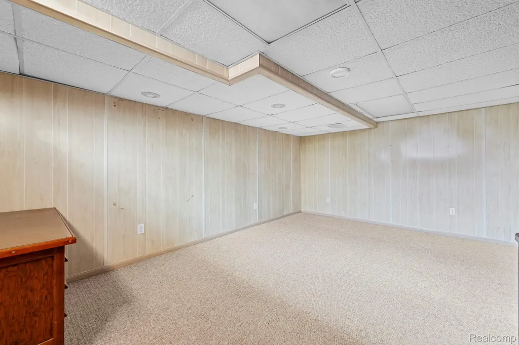 20085 Wedgewood Drive Grosse Pointe Woods City MI 48236