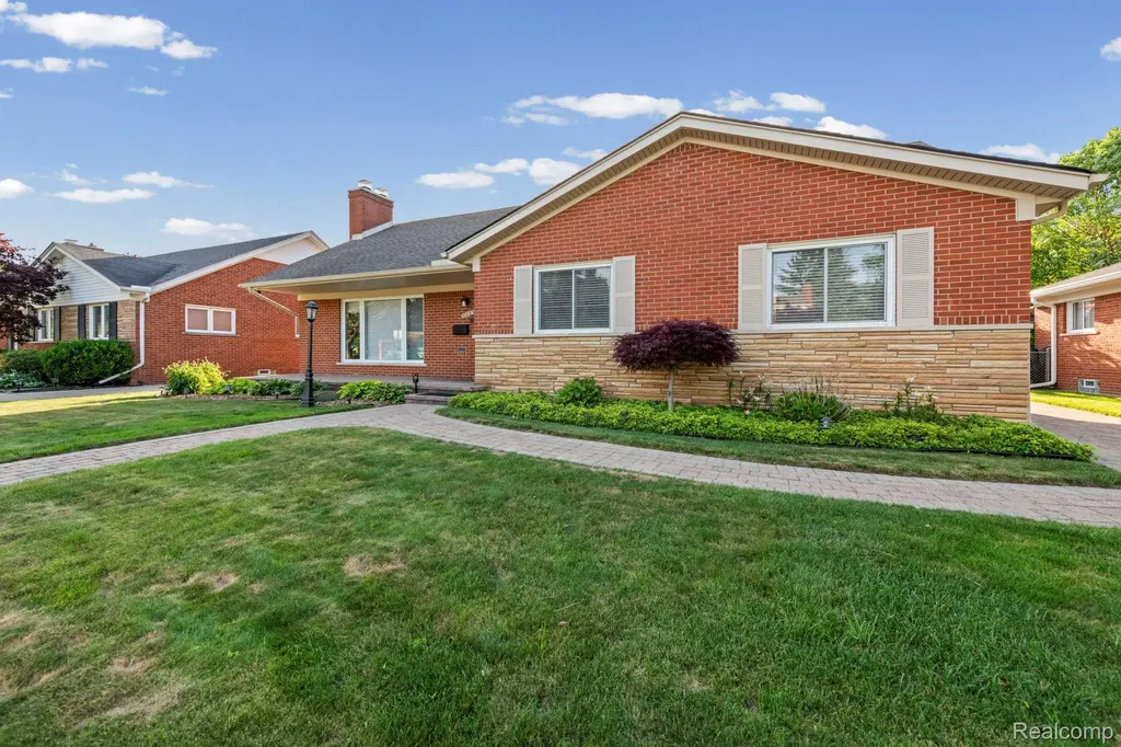 20085 Wedgewood Drive Grosse Pointe Woods City MI 48236