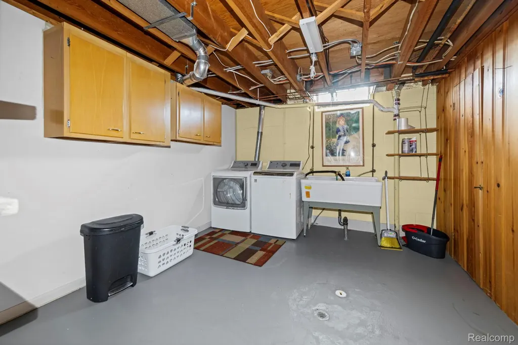 20085 Wedgewood Drive Grosse Pointe Woods City MI 48236