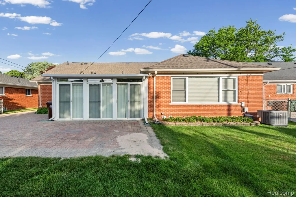 20085 Wedgewood Drive Grosse Pointe Woods City MI 48236