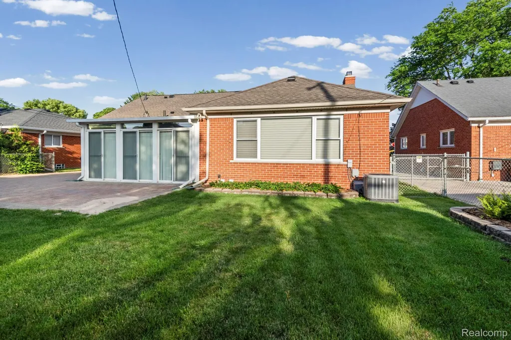 20085 Wedgewood Drive Grosse Pointe Woods City MI 48236