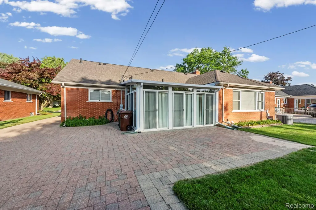 20085 Wedgewood Drive Grosse Pointe Woods City MI 48236