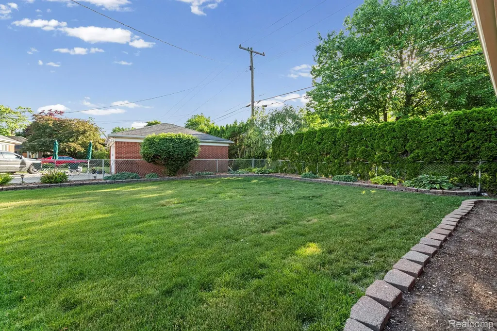 20085 Wedgewood Drive Grosse Pointe Woods City MI 48236
