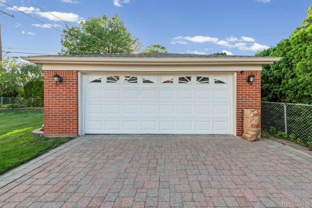 20085 Wedgewood Drive Grosse Pointe Woods City MI 48236
