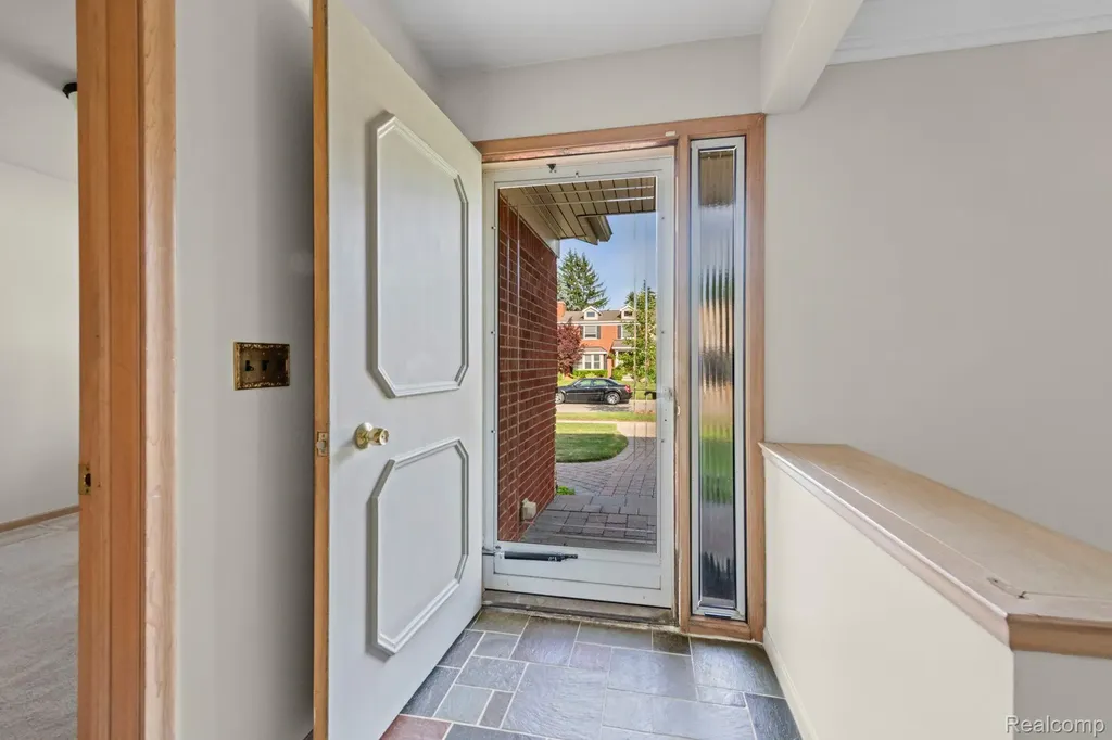 20085 Wedgewood Drive Grosse Pointe Woods City MI 48236