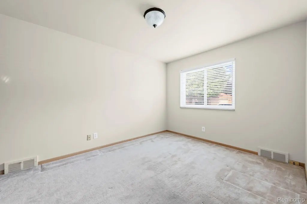 20085 Wedgewood Drive Grosse Pointe Woods City MI 48236