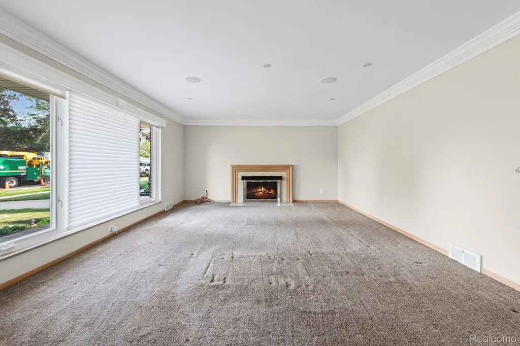 20085 Wedgewood Drive Grosse Pointe Woods City MI 48236
