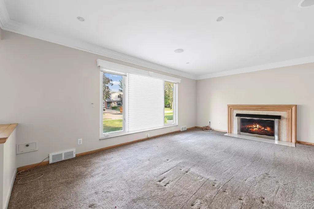 20085 Wedgewood Drive Grosse Pointe Woods City MI 48236