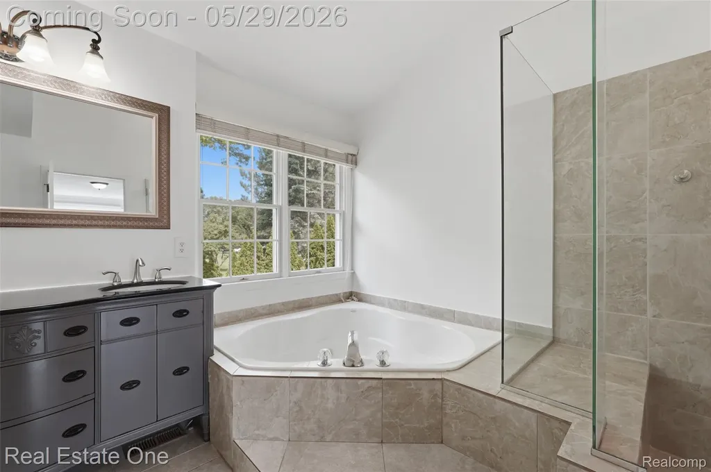 5097 Birkdale Drive Commerce Charter Township MI 48382
