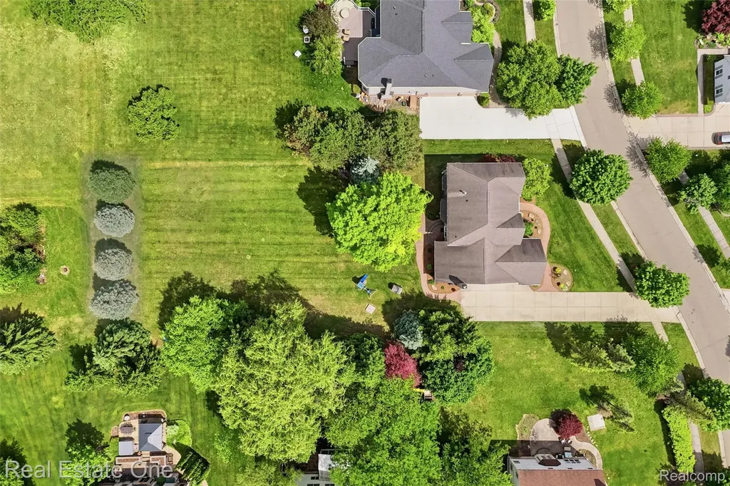5097 Birkdale Drive Commerce Charter Township MI 48382