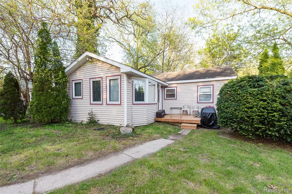 1946 Union Lake Road Commerce Charter Township MI 48382