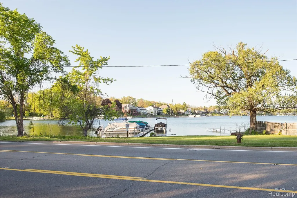 1946 Union Lake Road Commerce Charter Township MI 48382