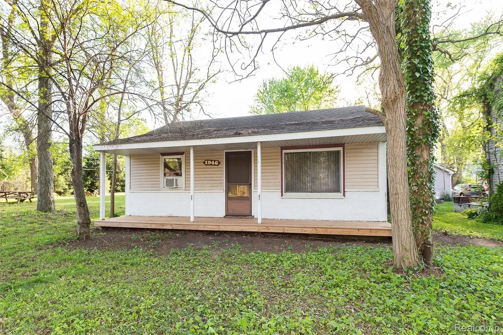 1946 Union Lake Road Commerce Charter Township MI 48382