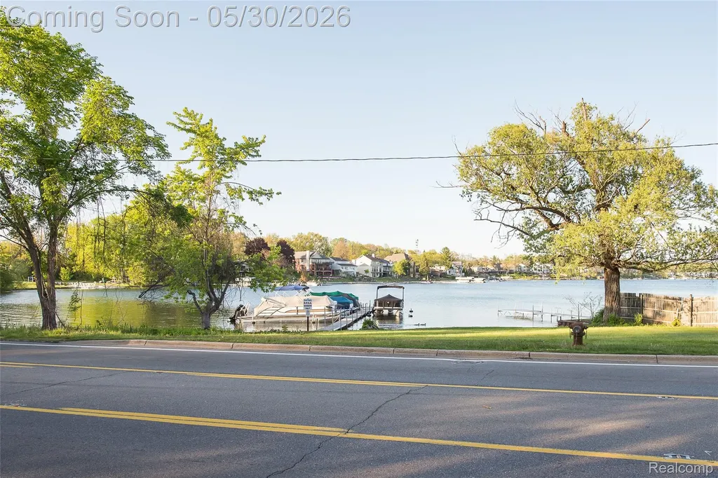 1946 Union Lake Road Commerce Charter Township MI 48382