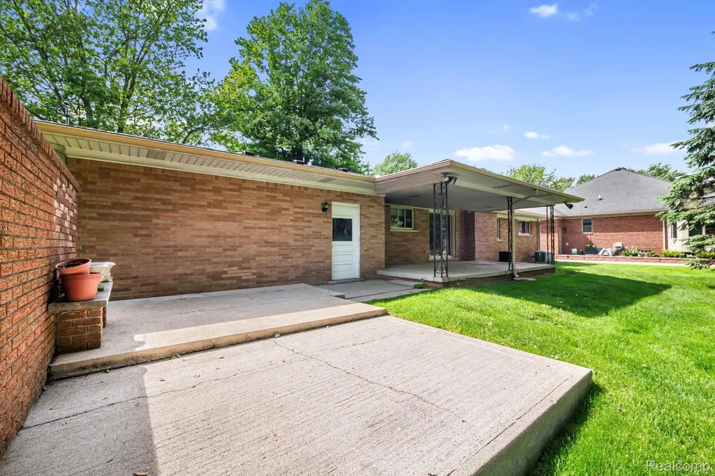 38230 Chartier Street Harrison Charter Township MI 48045