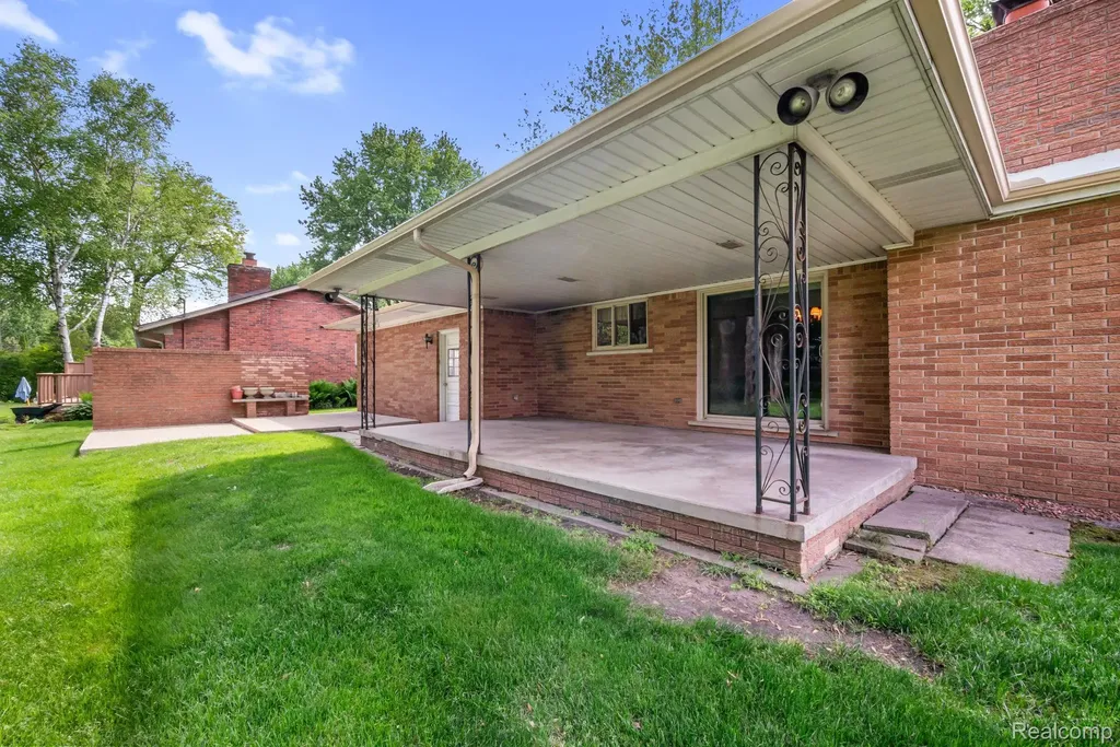 38230 Chartier Street Harrison Charter Township MI 48045