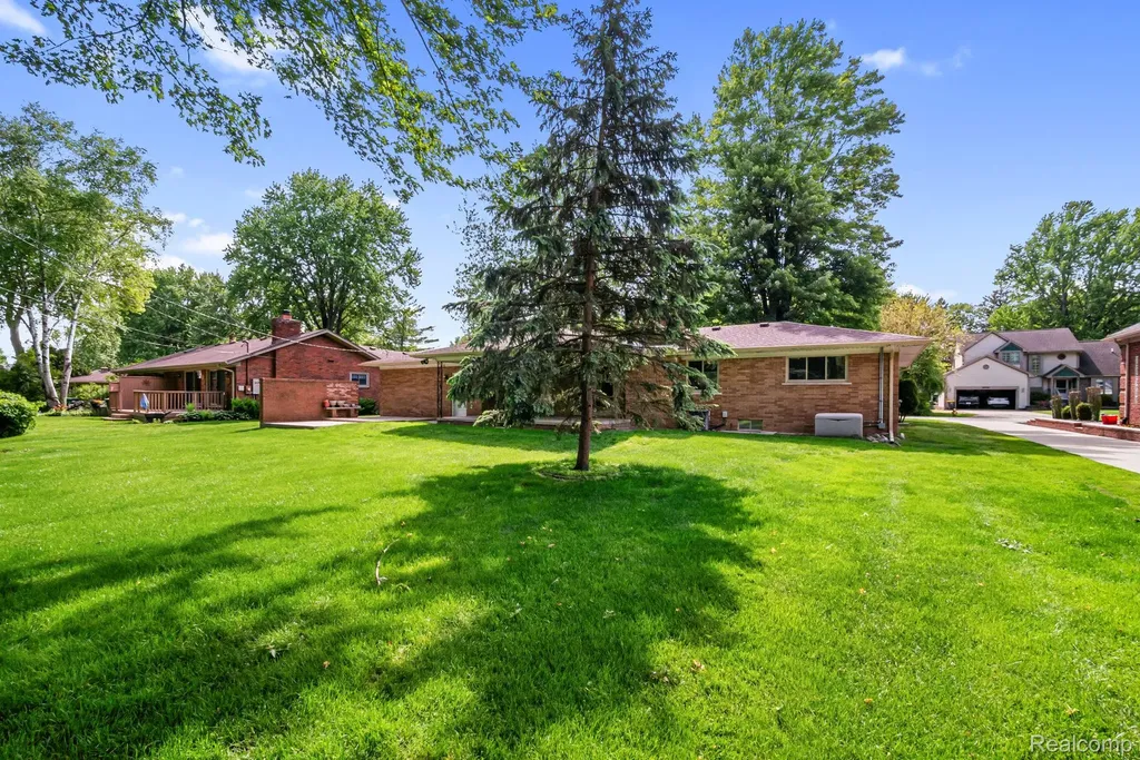 38230 Chartier Street Harrison Charter Township MI 48045