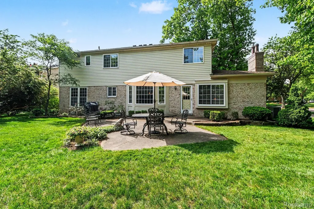 2190 Babcock Drive Troy City MI 48084
