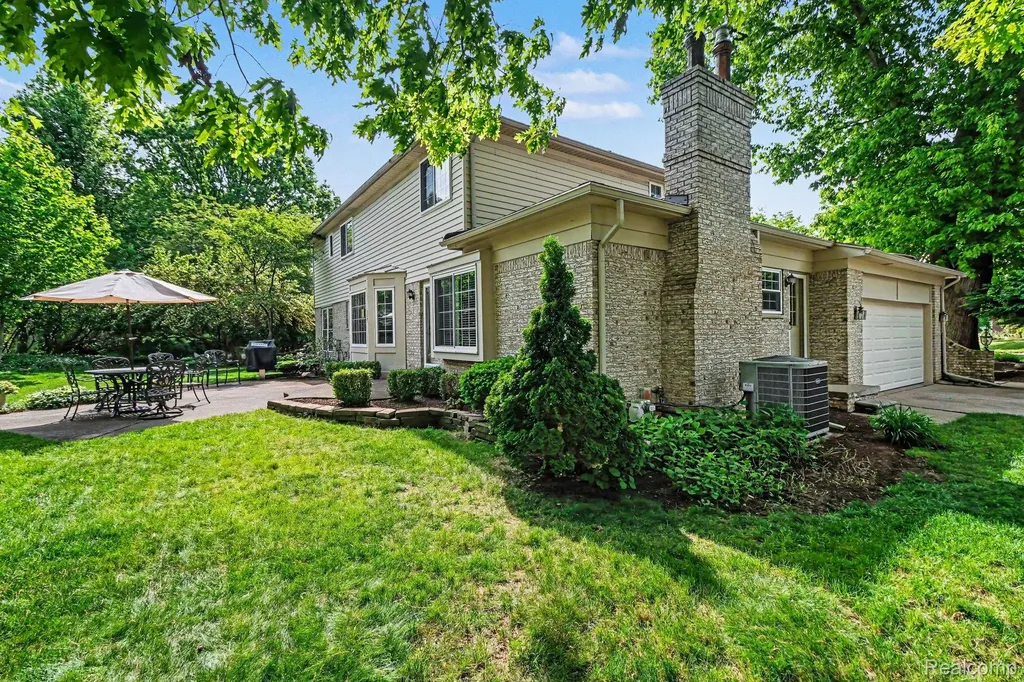 2190 Babcock Drive Troy City MI 48084