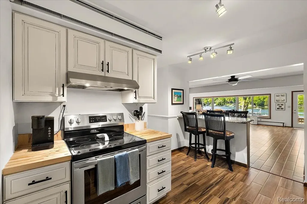 6930 Colony Drive West Bloomfield Charter Township MI 48323