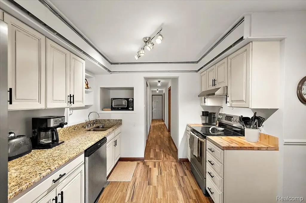 6930 Colony Drive West Bloomfield Charter Township MI 48323